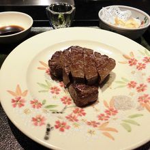 メインのお肉は柔らかくて美味しい　器も素敵です。