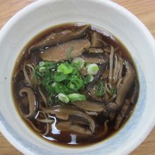椎茸そばは伊豆で採れた椎茸を使用