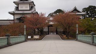 石垣を眺めながら