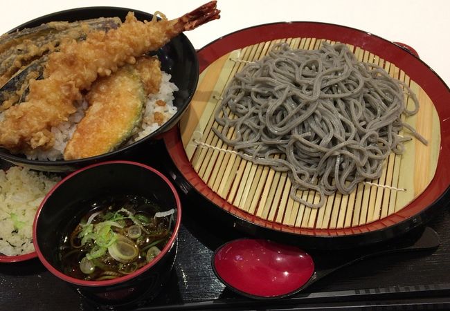 味も納得の「ごまそばと丼高田屋 イオンモール東久留米店」