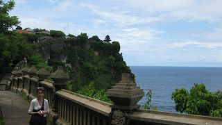 海の岩山にそびえる寺院