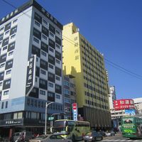 手前の白黒の外観のホテル。