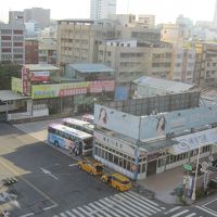 窓から見えるバス発着所（バスターミナル）