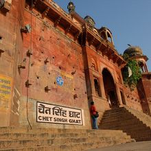 重々しい城塞があるガート。ちょっと離れて見てみると…、
