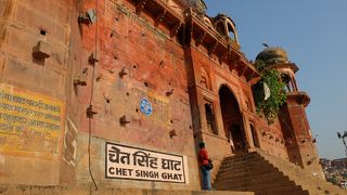 どっしりとした城塞があるチェート・スィン・ガート