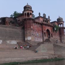 …増水時のガンガの水位が壁に示されています。