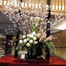 ロビーの花が素晴らしい