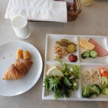 クロワッサンとサラダがメインです