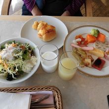 友人のサラダは大盛りです