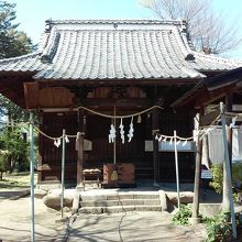 入り口付近にある赤城神社。