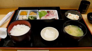 ランチ880円　さしみにおばんざい4種　ポテトサラダ　安い！