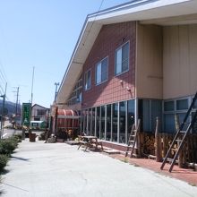 駐車場から入口に行く場面です