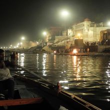 ボートから見た、夜のハリシュチャンドラ・ガートの荼毘の火。