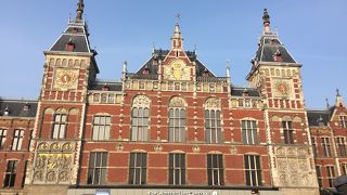 首都圏中央駅にしてはこじんまりとして可愛らしい