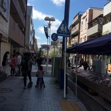 まっすぐな道にお店が並んでいます