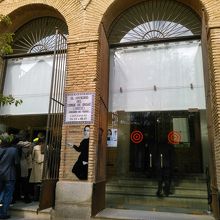 入場口　並びますよ！