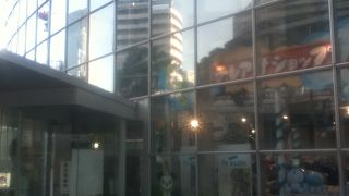 テレビ朝日の１階にある