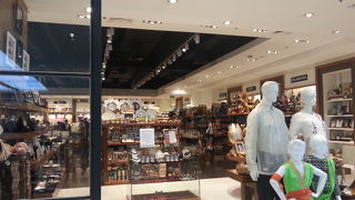 フィリピンらしいお土産屋さんがあります。