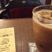 混み合う昭和喫茶店