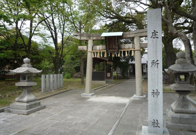 地元の人からは庄所神社と呼ばれています