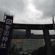 街の中心地にある神社