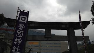 街の中心地にある神社