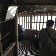 スロープは木で滑り止め