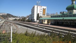 この線路は、途中ハルビンを経由してシベリア鉄道に通じています