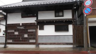 山車の飾りが家の壁に埋め込まれています