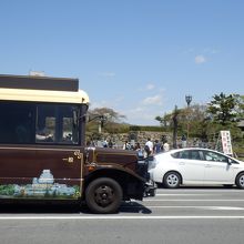 姫路城前を走行中のループバス