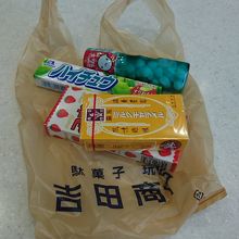 お馴染みのお菓子。300円は超えてます。