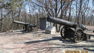 ロシアの大砲が、日本軍が攻め登った北を向いていました