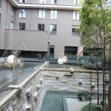 レストランの前の庭