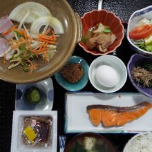 朝食の内容。納豆や玉子は食べ放題だった。