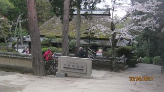 伊賀上野城の北側にあります。