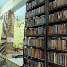 店内には古本が多数ありますが、読むのは有料です。