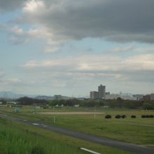 野球場やテニスコートがあります