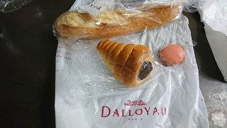 マカロンが有名ですがパンも美味しい