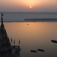 自分の泊まった宿から見たガンガの夜明け。
