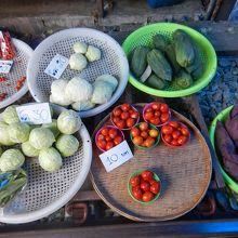 野菜が売られている