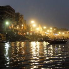 夕暮れのガンガは幻想的ですが、羽虫が多いので要注意。