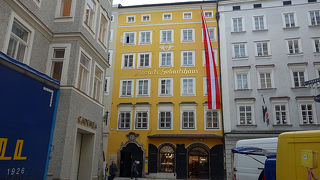 黄色いモーツァルトの生家