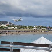 セントマーチン島で飛行機の離発着が近い場所