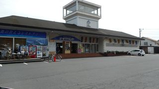 湾に面した大きな土産店レストラン