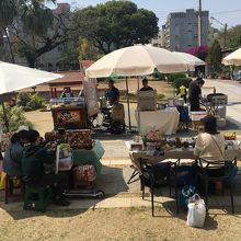 庭でいろんなものを売ってました