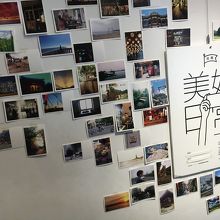 階段沿いに展示