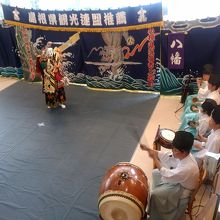 アトリウムで神楽を上演