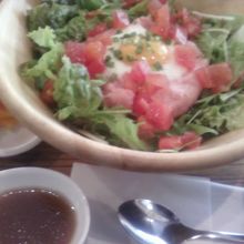 ねぎとろサラダ丼です。