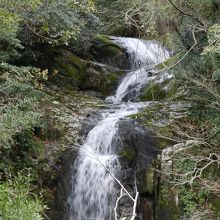 下流にある「松山滝」