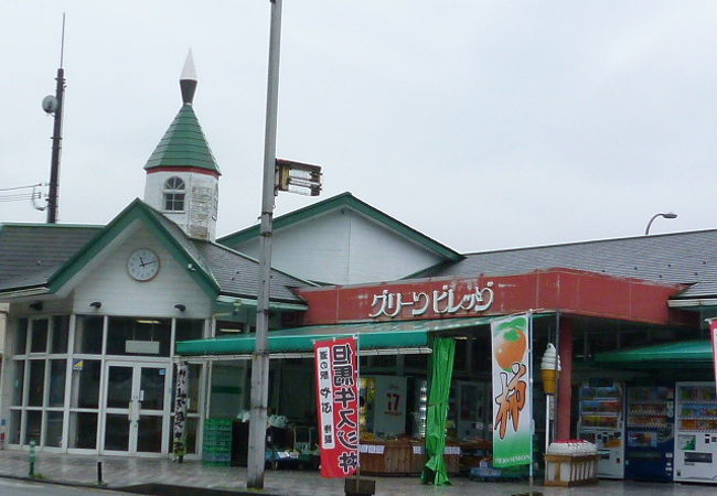 錦鯉が泳ぐ 「道の駅」 です